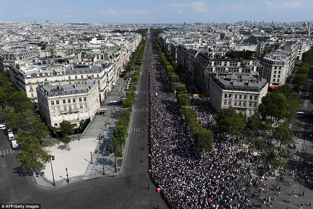 Στους δρόμους οι Γάλλοι: Το Παρίσι υποδέχθηκε τους Παγκόσμιους της Ρωσίας! (photos)