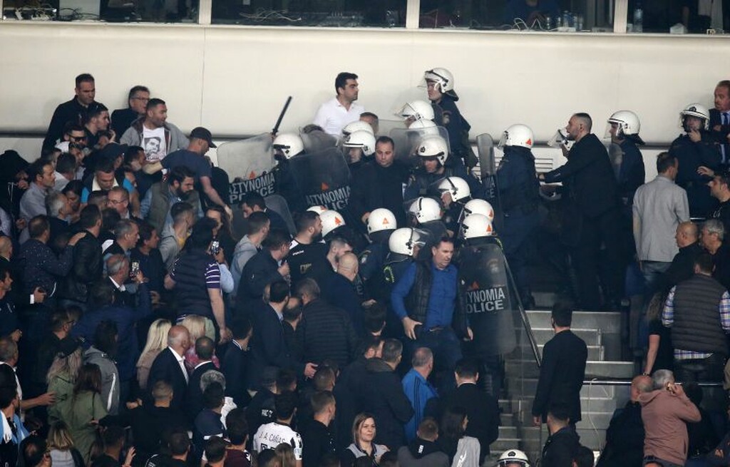 ΠΑΟΚ – ΑΕΚ: Άγριο ξύλο στα επίσημα του ΟΑΚΑ (videos+photos)