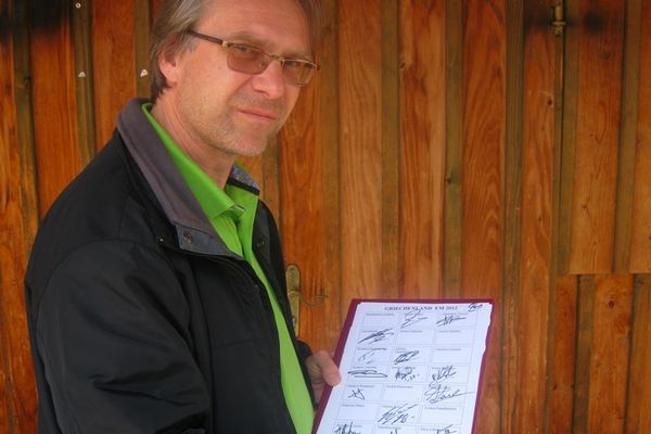 Ταξίδεψαν 450 χιλιόμετρα για να πάρουν αυτόγραφα των διεθνών (photos)