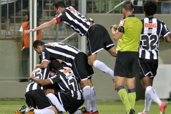 Brasileiro: «Λύγισε» ο Ροναλντίνιο (videos)