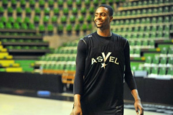 Σαν Αντόνιο Σπερς: Τραυματισμός του Ζαν-Σαρλ