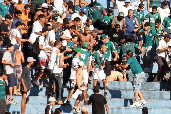 Βραζιλία: Απίστευτο ξύλο αστυνομικών σε οπαδό! (video)