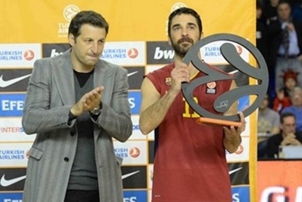 Μπαρτσελόνα: Η βράβευση του Ναβάρο από τον Παπαλουκά (photo)