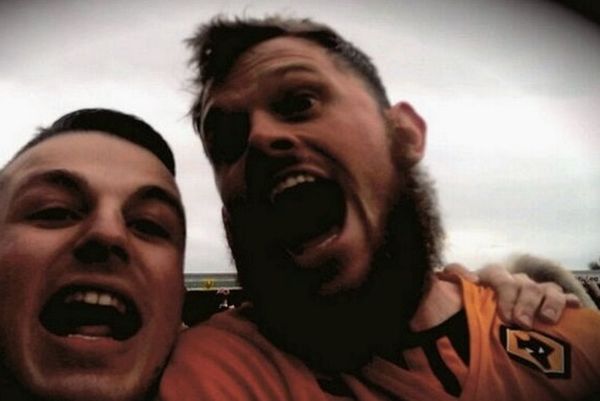 Αγγλία: Selfie οπαδού με παίκτη την ώρα της εισβολής! (photo+video)