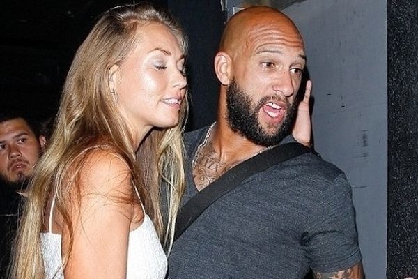 Οι προκλητικές φωτογραφίες της φίλης του Χάουαρντ (video+photos)