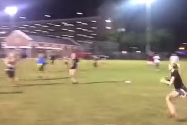 Απίστευτες... ντρίμπλες φοιτήτριας στο αμερικανικό ποδόσφαιρο! (video)