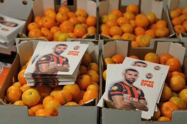 20 τόνους μανταρίνια για τα παιδιά της Ουκρανίας αγόρασε ο Σρνα (photos)