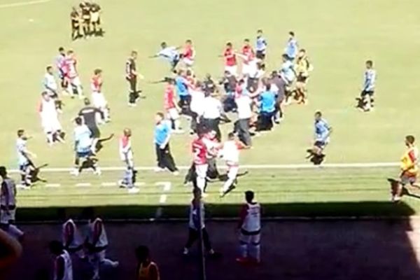 Ξύλο και των … παίδων στο αιώνιο ντέρμπι του Πόρτο Αλέγκρε (video)