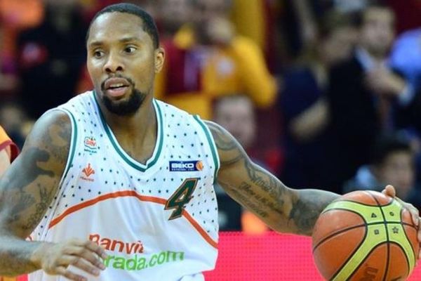 Eurocup: Απίστευτη μπουνιά παίκτη σε οπαδό! (video)