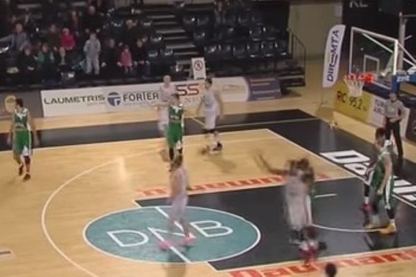 Λιθουανία: Παίκτης σκόραρε κατευθείαν από επαναφορά! (video)