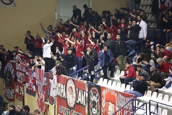 Onsports TV: Εμψύχωσαν οι οπαδοί του Ολυμπιακού (videos)