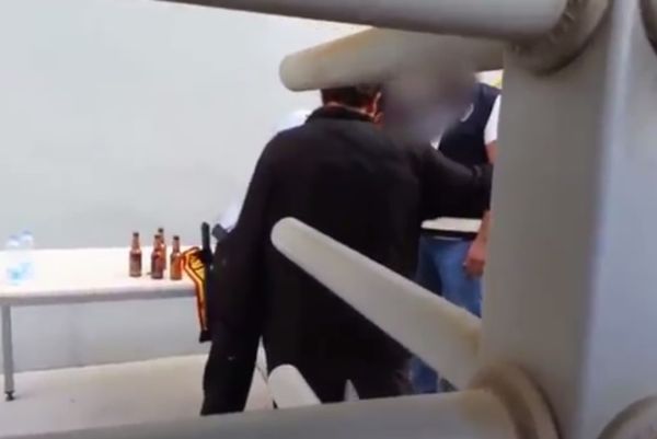 Τουρκία: Οπαδός έκρυψε 24 μπύρες στο σώμα του για να τις βάλει στο γήπεδο! (video)