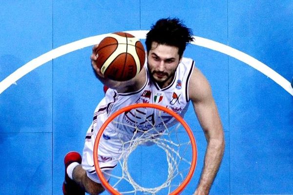 Αρμάνι: Με ξανθιές ανταύγειες ο Κλέιζα κόντρα στον Ολυμπιακό (photo)