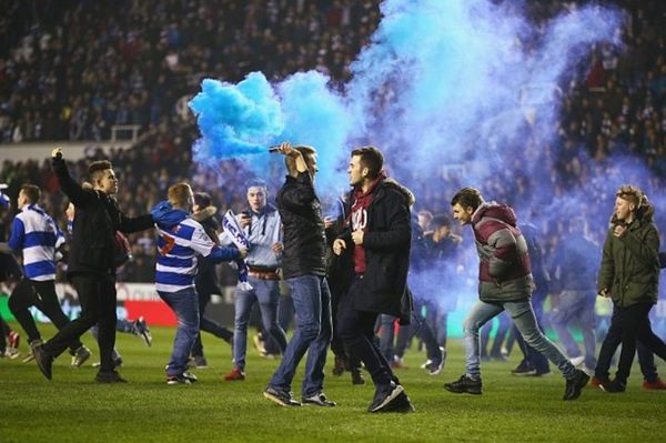 Φωτοβολίδα κατά των φίλων της Μπράντφορντ από εισβολέα οπαδό της Ρέντινγκ (video)