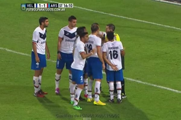 Βελέζ – Άρσεναλ Σ.:Τον απέβαλε,έδωσε πέναλτι και έπειτα πήρε πίσω και τις δύο αποφάσεις (video)