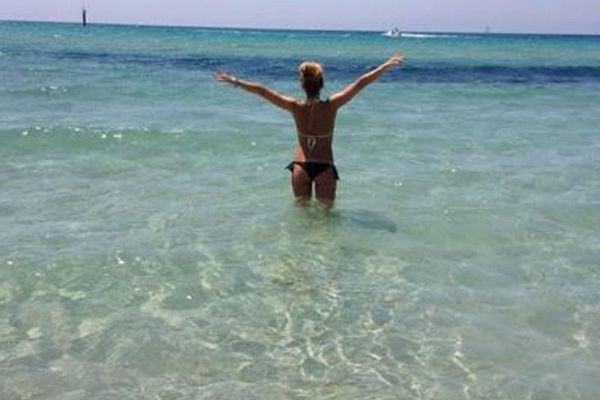 Η... καυτή σύζυγος του Πέτριτς με μαγιό (photo)