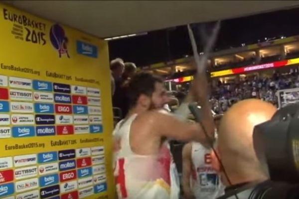 Έσκισε τη σημαία της Σερβίας ο Μίροτιτς! (video)