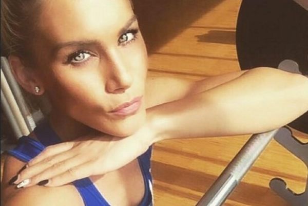 γυμνό ασιατικό μοντέλο φωτογραφίες