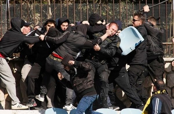 Έπεσε άγριο ξύλο σε τοπικό αγώνα στον Πειραιά!