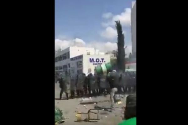 Άγριο ξύλο οπαδών της Ομόνοιας με αστυνομικούς! (video)