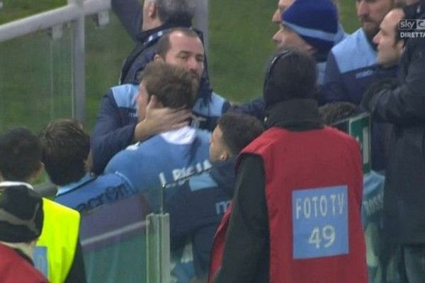 Σοκ! Οπαδός έφτυσε τον αρxηγό της Λάτσιο (photos)