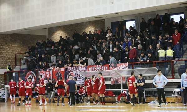 Άγριο ξύλο και σοβαρά επεισόδια οπαδών Ολυμπιακού με Αστυνομία! (photos)