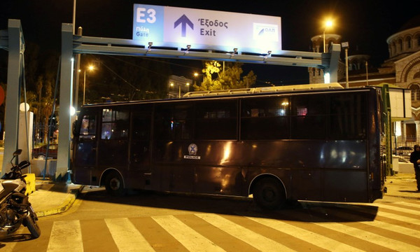 Νέα σοκαριστικά βίντεο: Μολότοφ, φωτοβολίδες και κροτίδες στα επεισόδια του Πειραιά!
