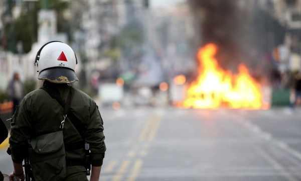 Ολυμπιακός: Σοβαρά επεισόδια οπαδών με ΜΑΤ λόγω... Τσακαλώτου στον Πειραιά (photos)