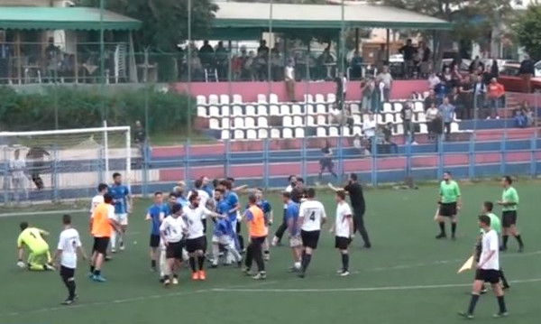 Τρομερό ξύλο σε αγώνα τοπικού πρωταθλήματος της Καλαμάτας! (video)