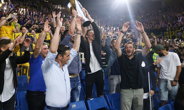 Παιδιά, να γυρίζει η χαρά…