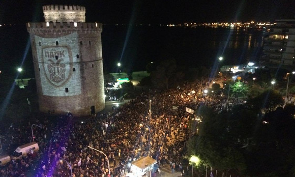 Χαμός στον Λευκό Πύργο: Βγήκε στους δρόμους ο κόσμος του ΠΑΟΚ για την κούπα! (video+photos)