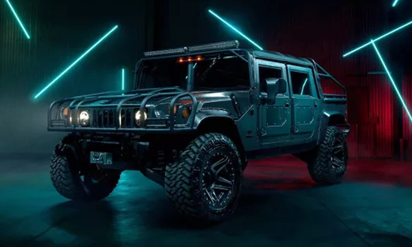 Τανκ και πράσινα άλογα μπροστά σε αυτό ΤΟ Hummer