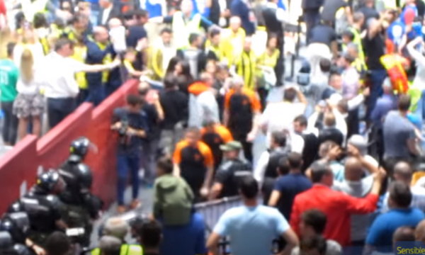 Euroleague τα βλέπεις; Βροχή αντικειμένων από οπαδούς της Φενέρ στους διαιτητές του τελικού (video)