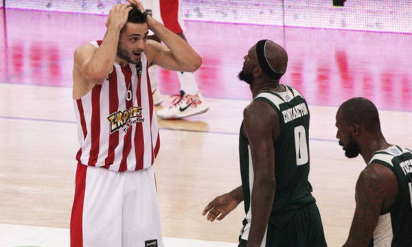 Διπλό το φάουλ στη φάση που καθόρισε το ματς στο ΣΕΦ (video)