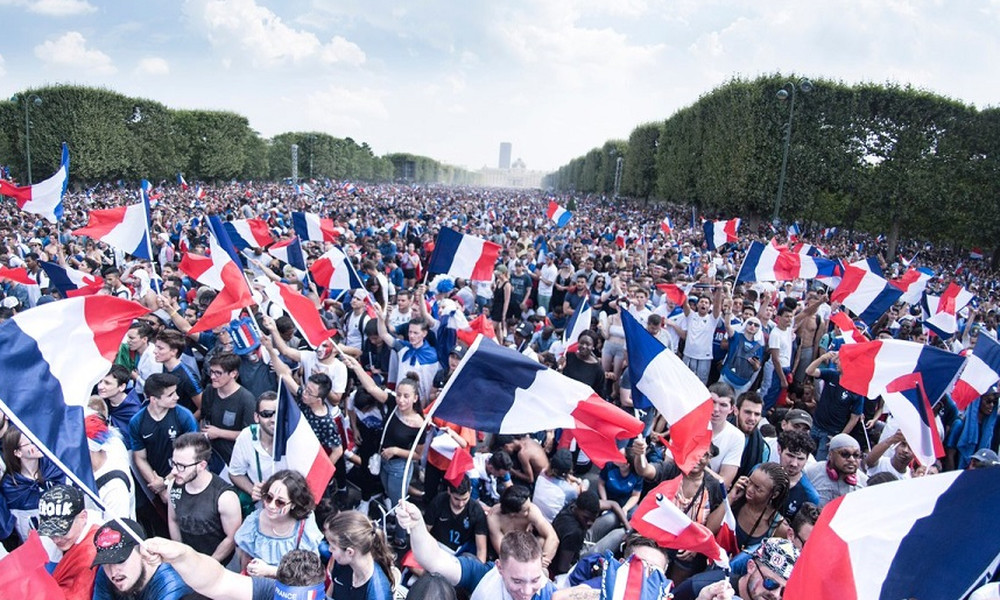 Στους δρόμους οι Γάλλοι: Το Παρίσι υποδέχθηκε τους Παγκόσμιους της Ρωσίας! (photos)