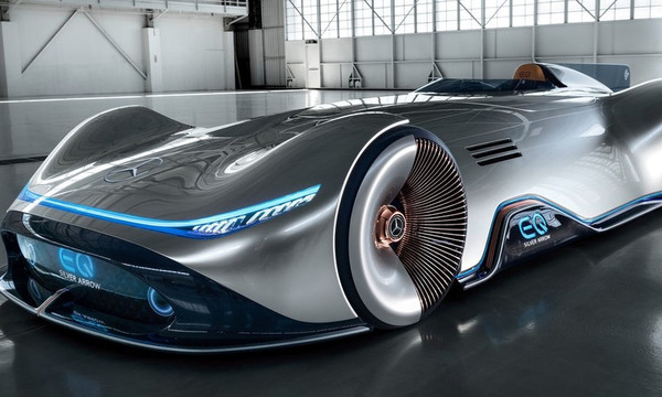 Αυτή η Mercedes Benz βγαίνει από τα πιτ και ετοιμάζεται Gran Prix