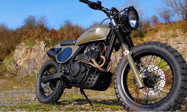 Θα μπορούσες να φανταστείς τη Honda Dominator 650 παρκαρισμένη έξω από το σπίτι σου;