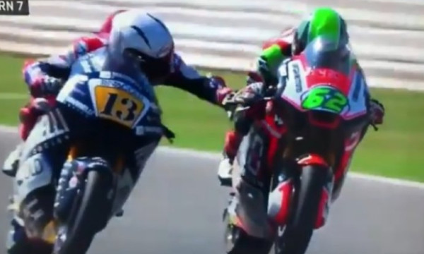 Αδιανόητο! Πάτησε το φρένο αντιπάλου στο Moto2!(video)