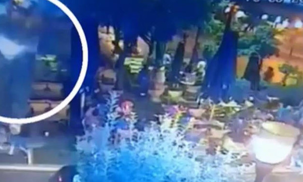 Βίντεο - ντοκουμέντο: Η στιγμή που φωτοβολίδα χτυπά τη 19χρονη στο Αγρίνιο