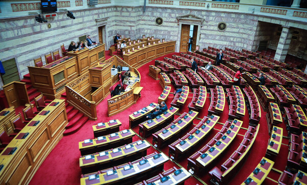 LIVE - Ψήφος εμπιστοσύνης: Οι «πρόθυμοι» των Πρεσπών βάζουν... φωτιά στη Βουλή
