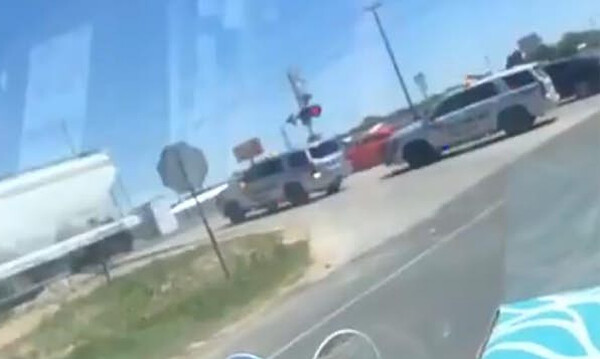 Απίστευτο! Τρένο παρέσυρε «βιαστικό» περιπολικό (video)