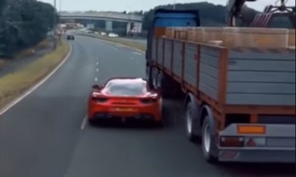 Επικ?! ?τσι ξεφε?γει απ? περιπολικ? μ?α Ferrari! (video)